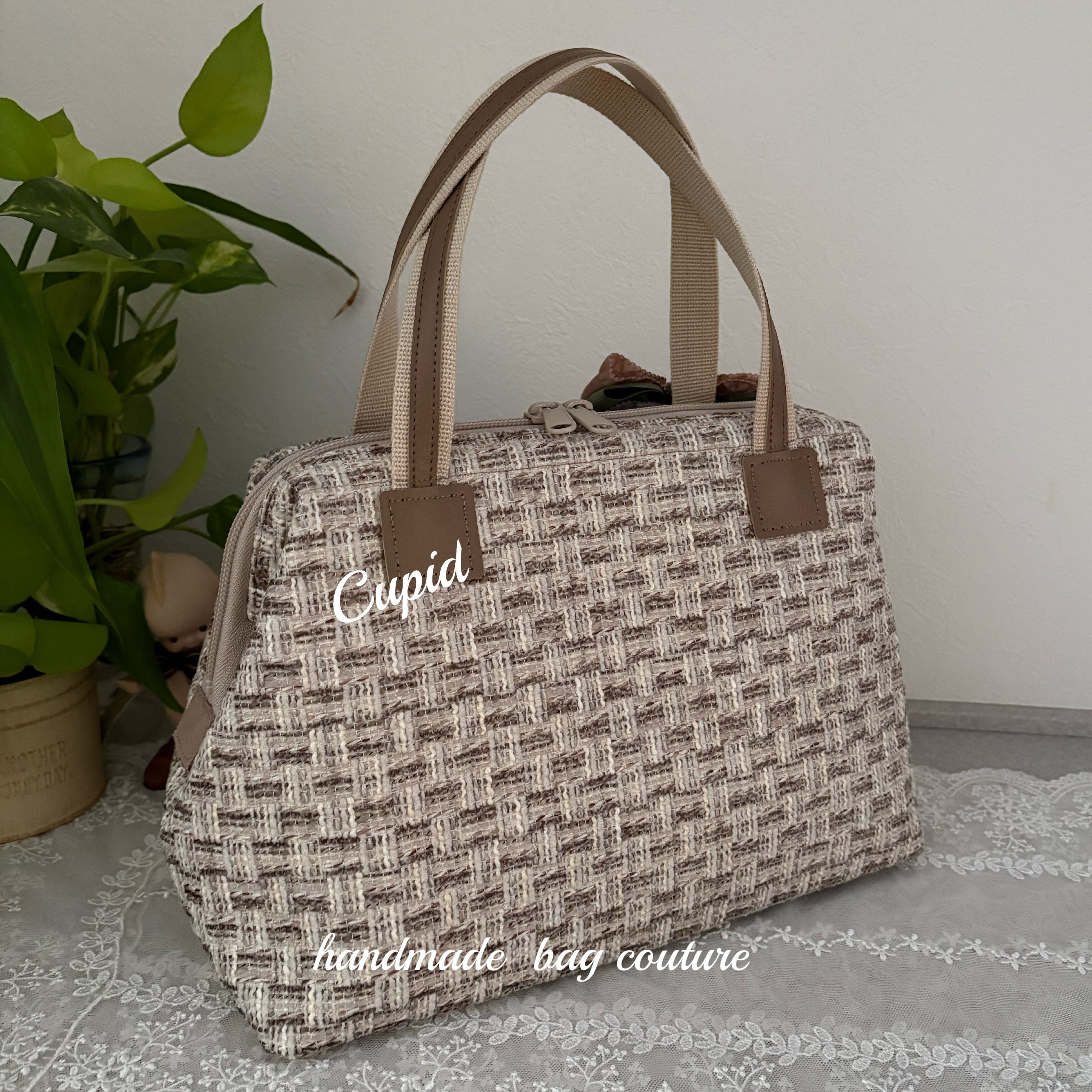 ラスト1点！トルコ輸入　優しい色合いのツイード使用のカパっと開閉軽量2wayボストンバッグ・リボンタッセルコサージュ付）