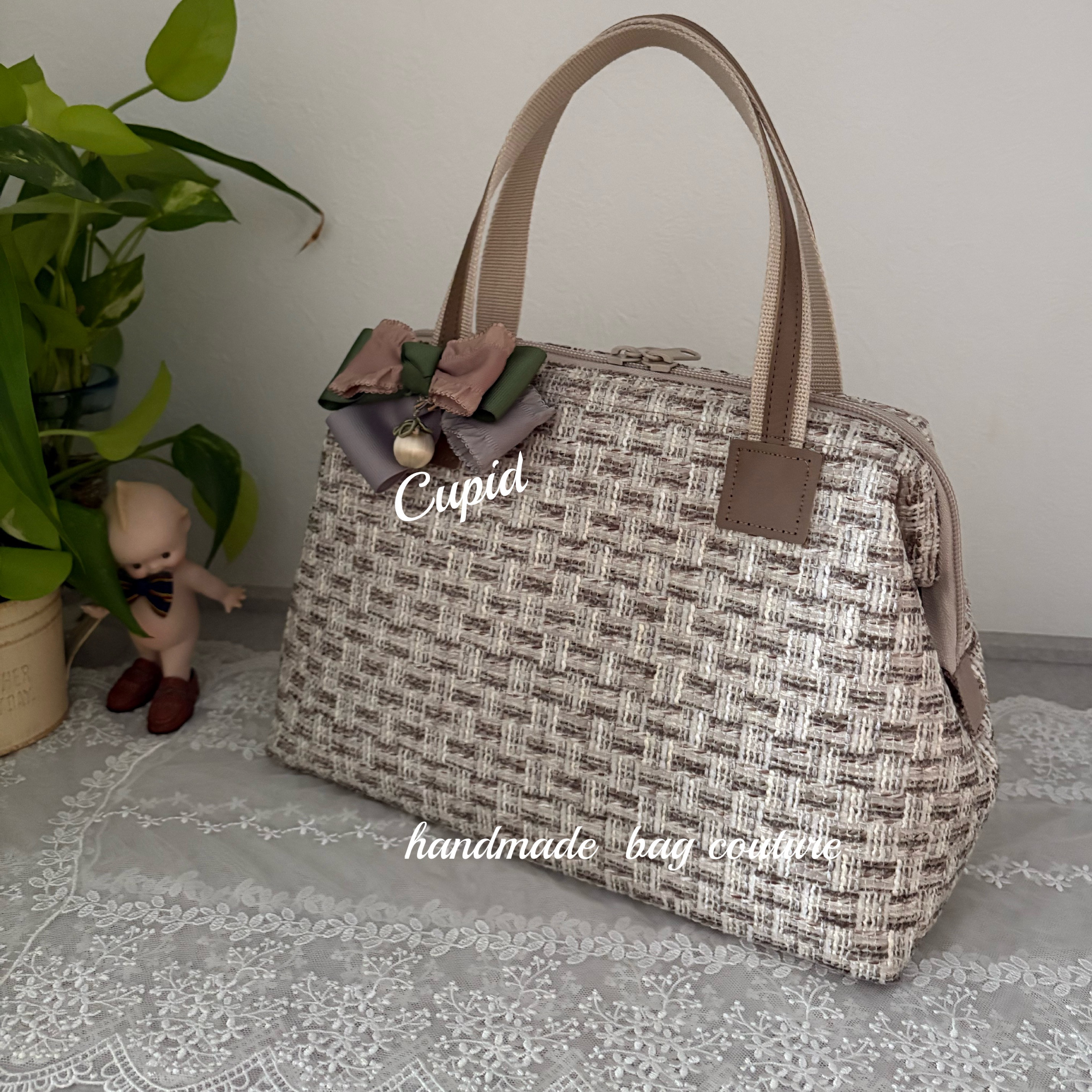 ラスト1点！トルコ輸入　優しい色合いのツイード使用のカパっと開閉軽量2wayボストンバッグ・リボンタッセルコサージュ付）