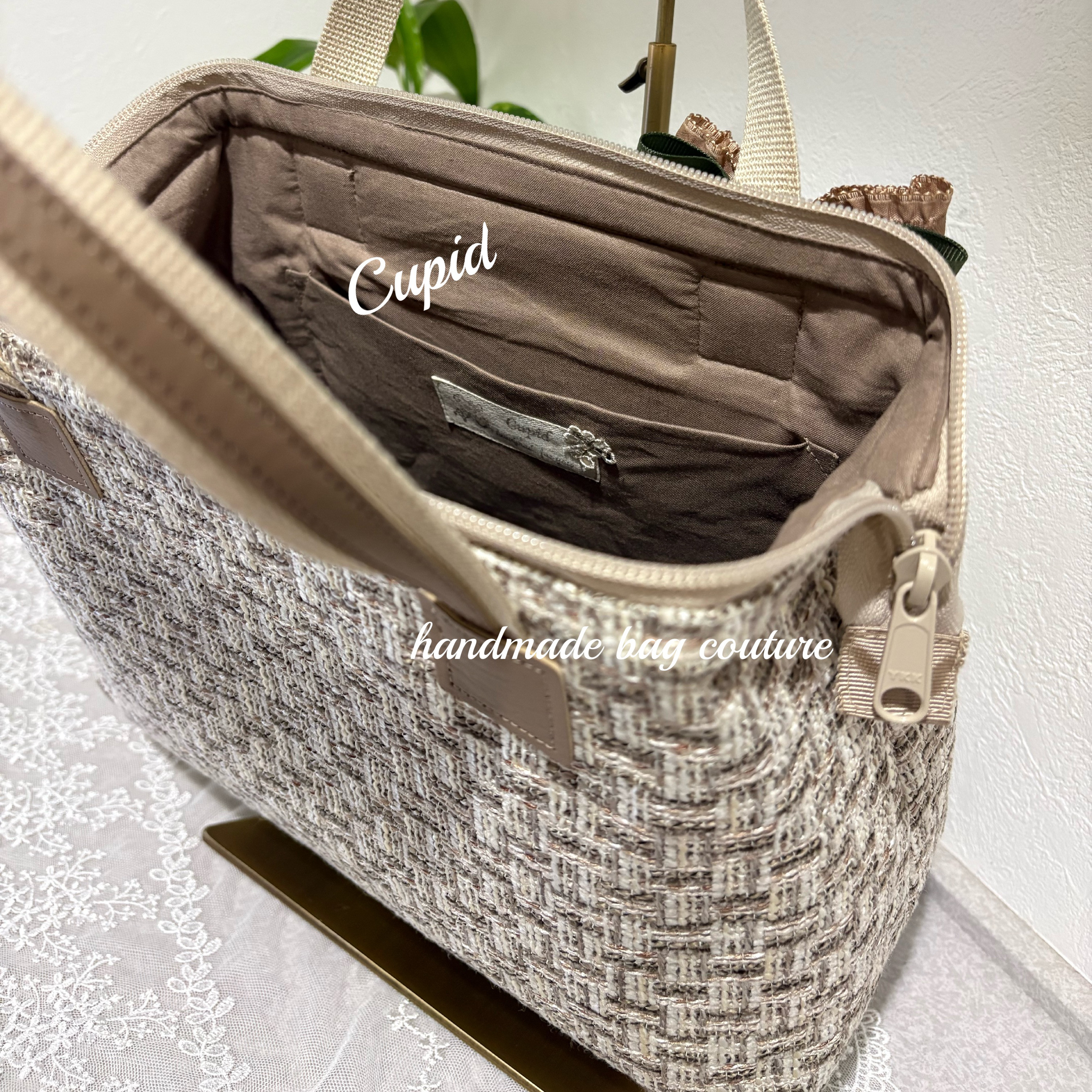 ラスト1点！トルコ輸入　優しい色合いのツイード使用のカパっと開閉軽量2wayボストンバッグ・リボンタッセルコサージュ付）