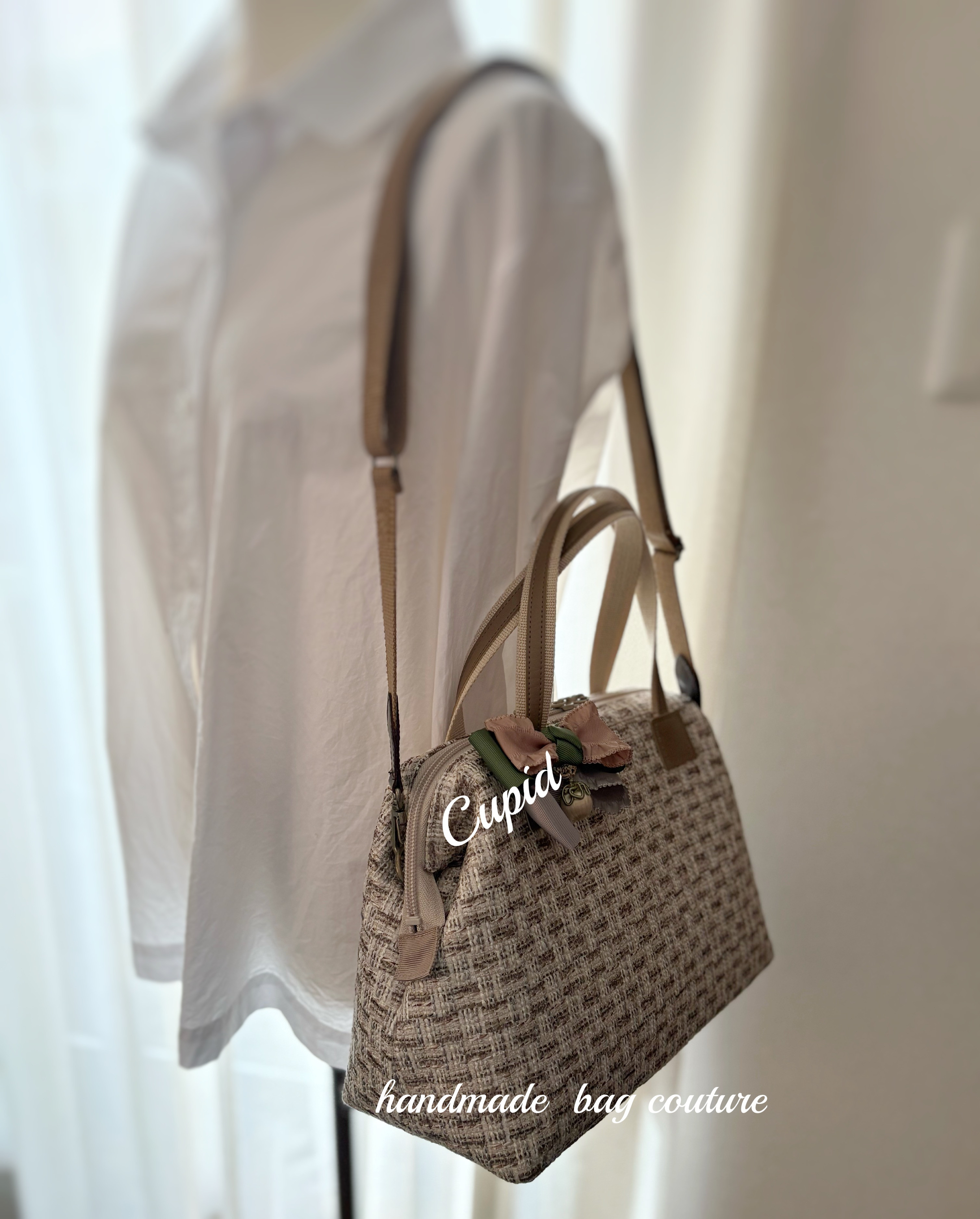 ラスト1点！トルコ輸入　優しい色合いのツイード使用のカパっと開閉軽量2wayボストンバッグ・リボンタッセルコサージュ付）