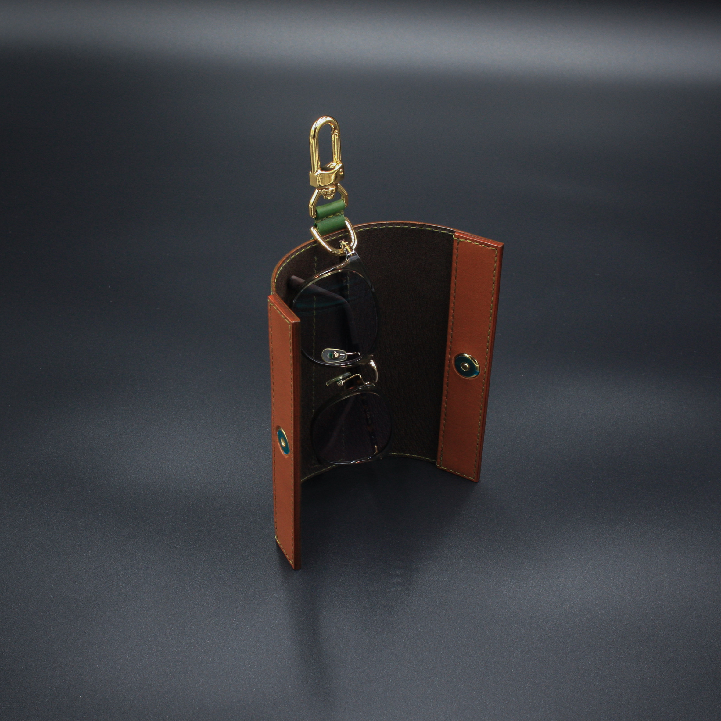 ホルダー型のメガネケース（イタリアンレザー　緑と茶）