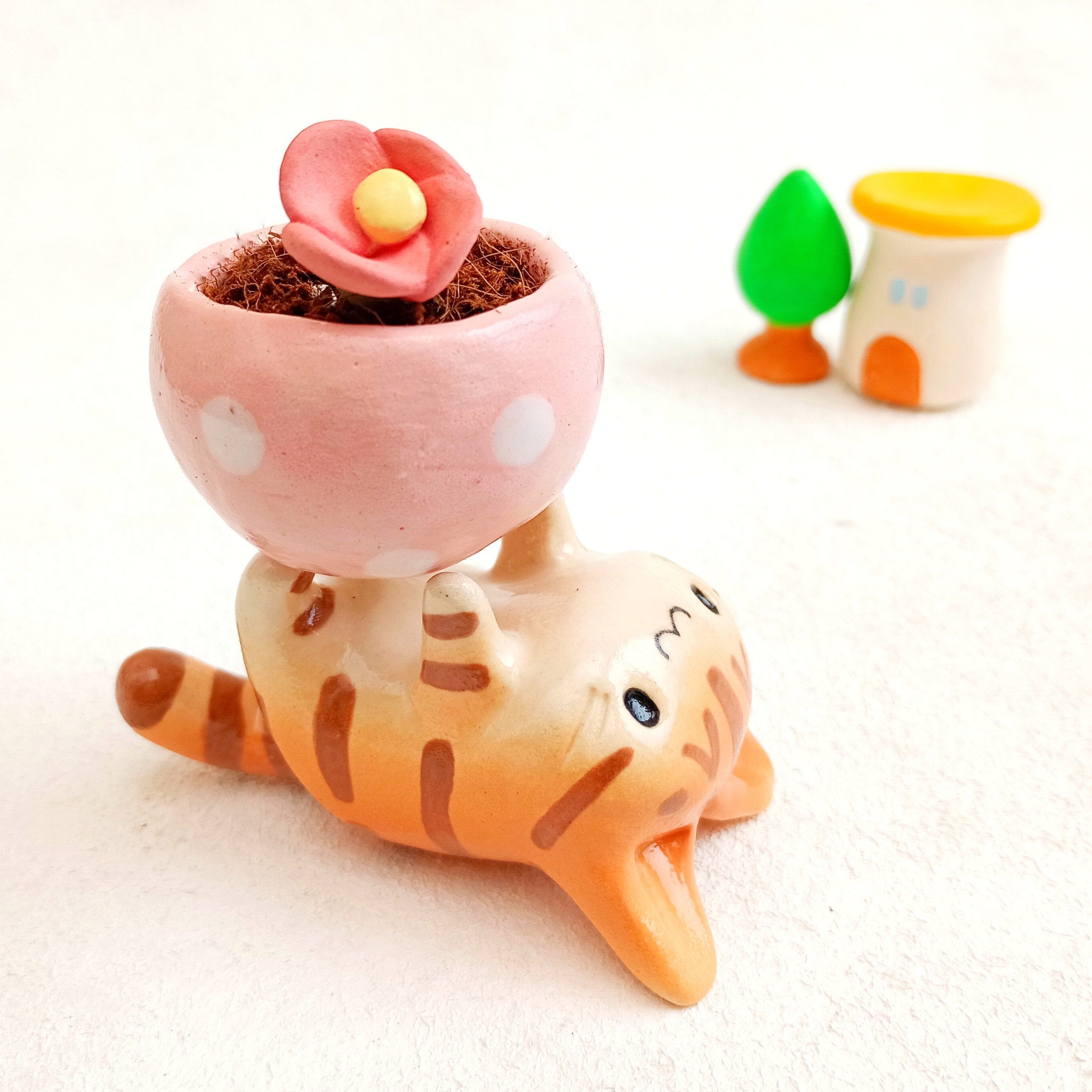 寝っ転がりトラ猫と植木鉢　陶器　受注製作