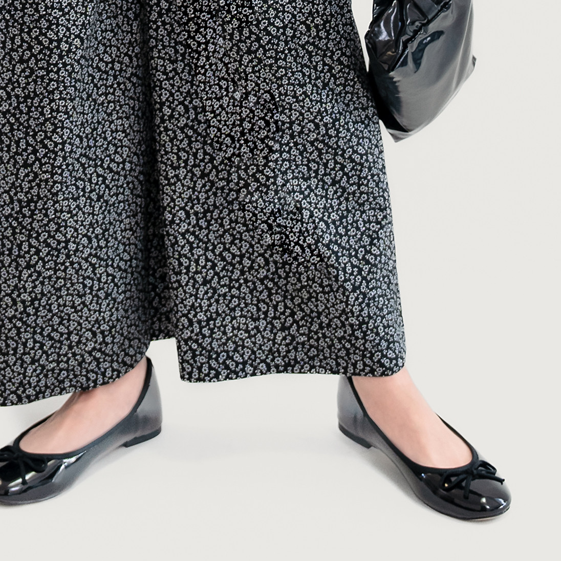 花柄をシックなモノトーンで 黒 白 綿 ワイドパンツ ●AMELIE-WP● 8,865円