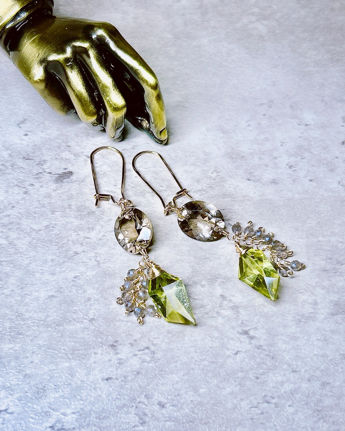 一点物14kgf☆高品質スピンドルカット大粒グリーンアパタイト＆スモーキークォーツのジェムストーンピアス