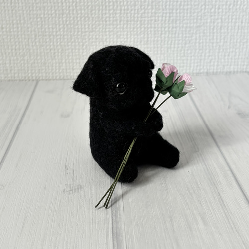 お花をどうぞな黒パグさん 羊毛フェルト chinami 通販 18928304