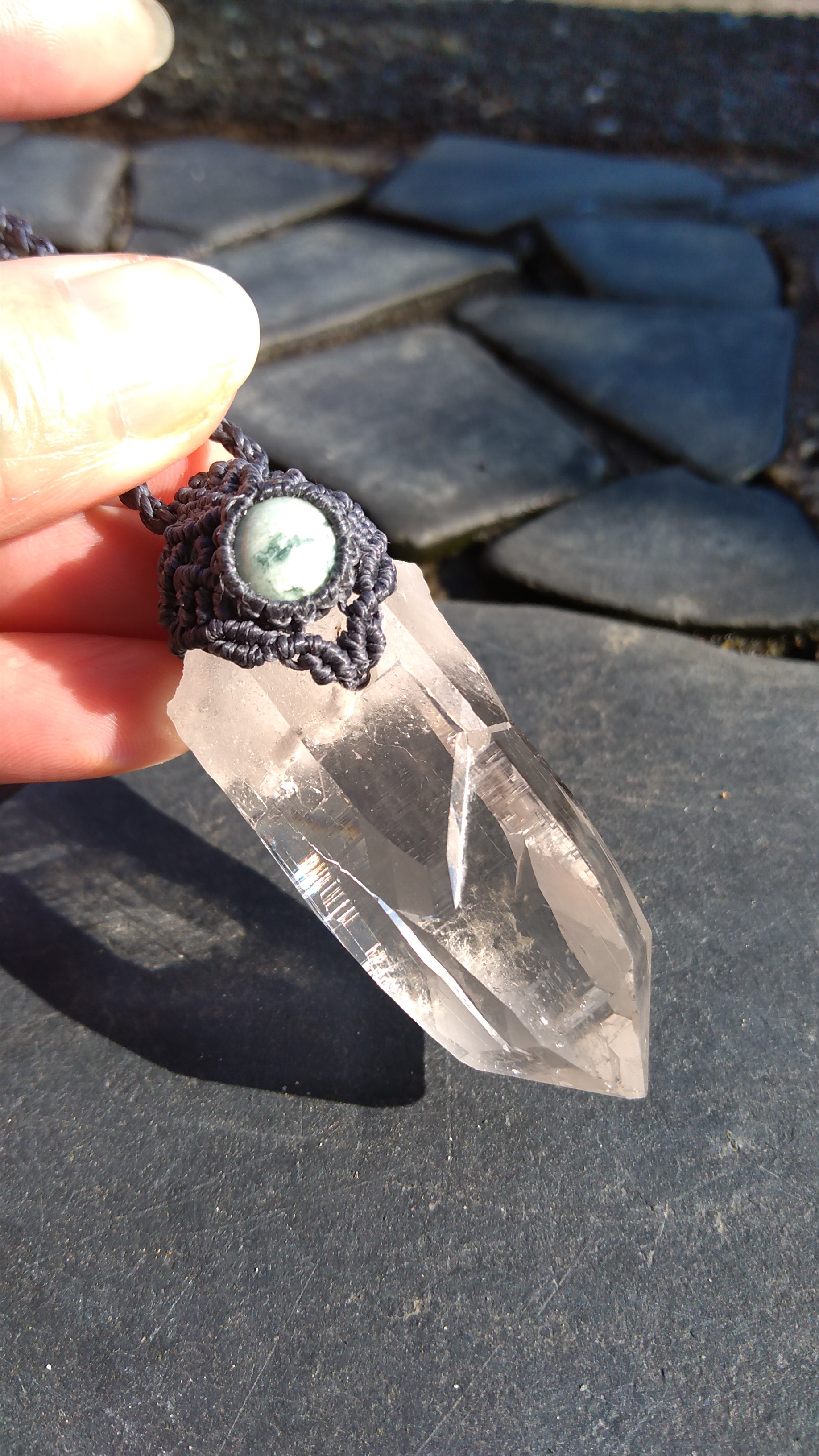 輝虹』オーロラカラーラブラドライトとグリーンタンザナイトのマクラメ