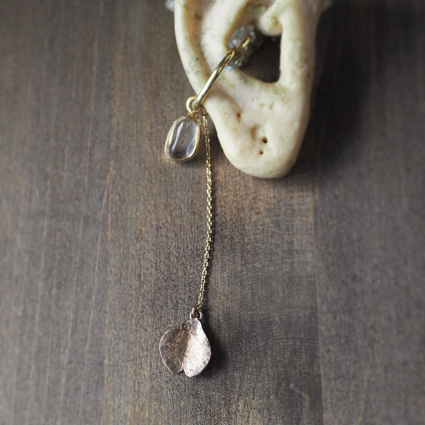 ＊春を纏う＊さくら舞う＊花びらとクリスタル・イヤーカフ・ロング(brass)＊1点もの