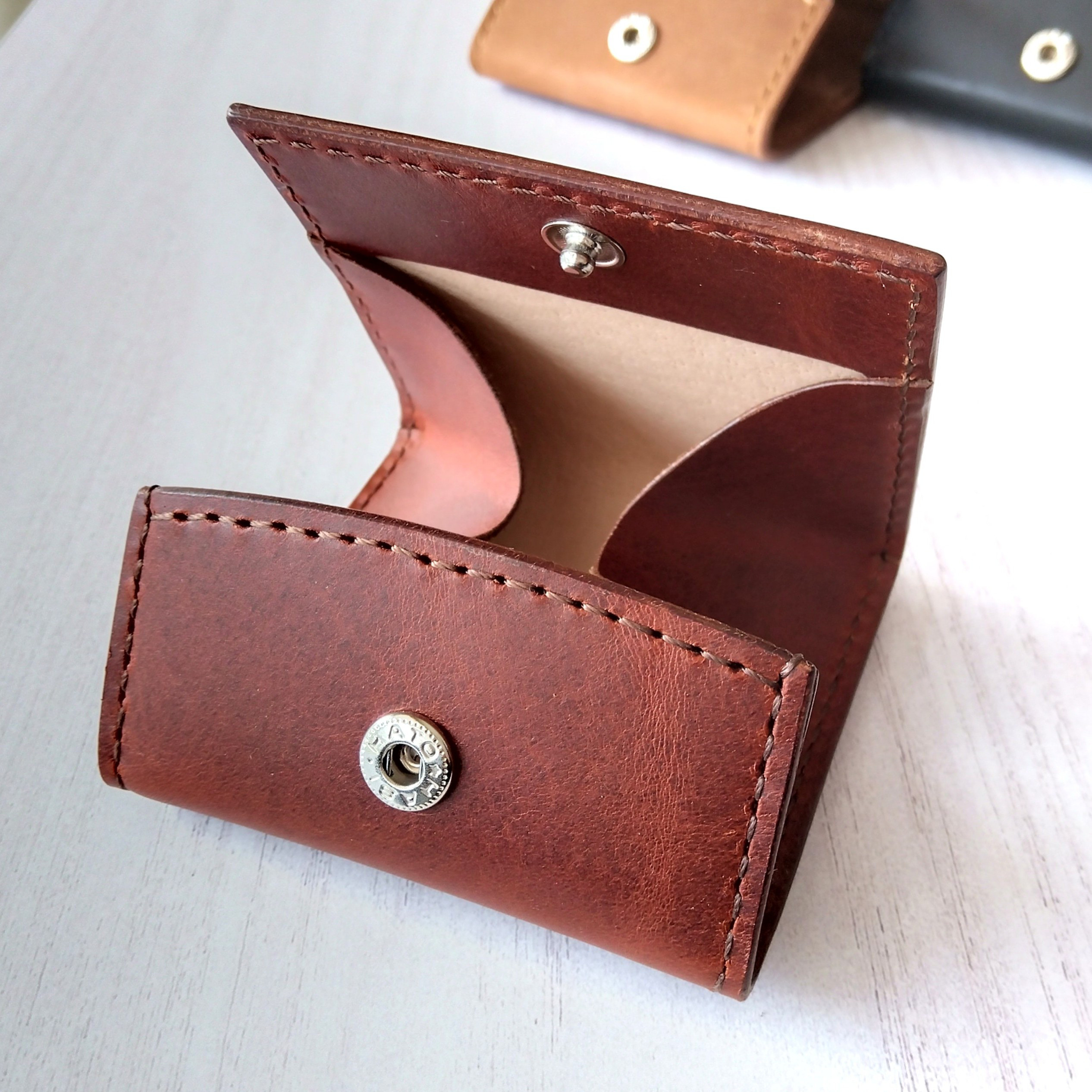 ちょっとコンパクトなボックス型コインケース　カラメル　本革