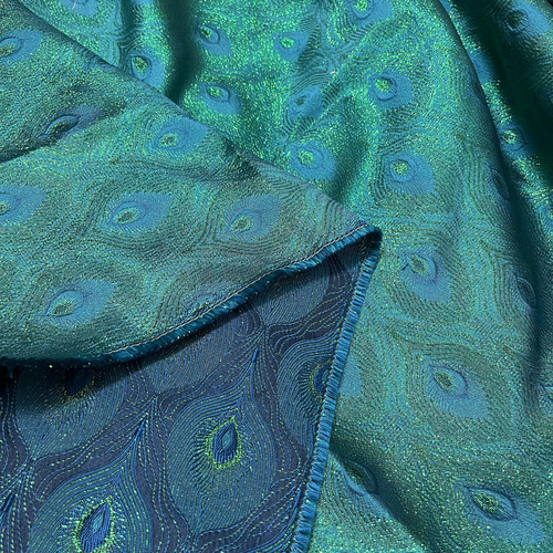 美しい孔雀刺繍の色打掛 絹製 美しい孔雀刺繍の色打掛 絹製