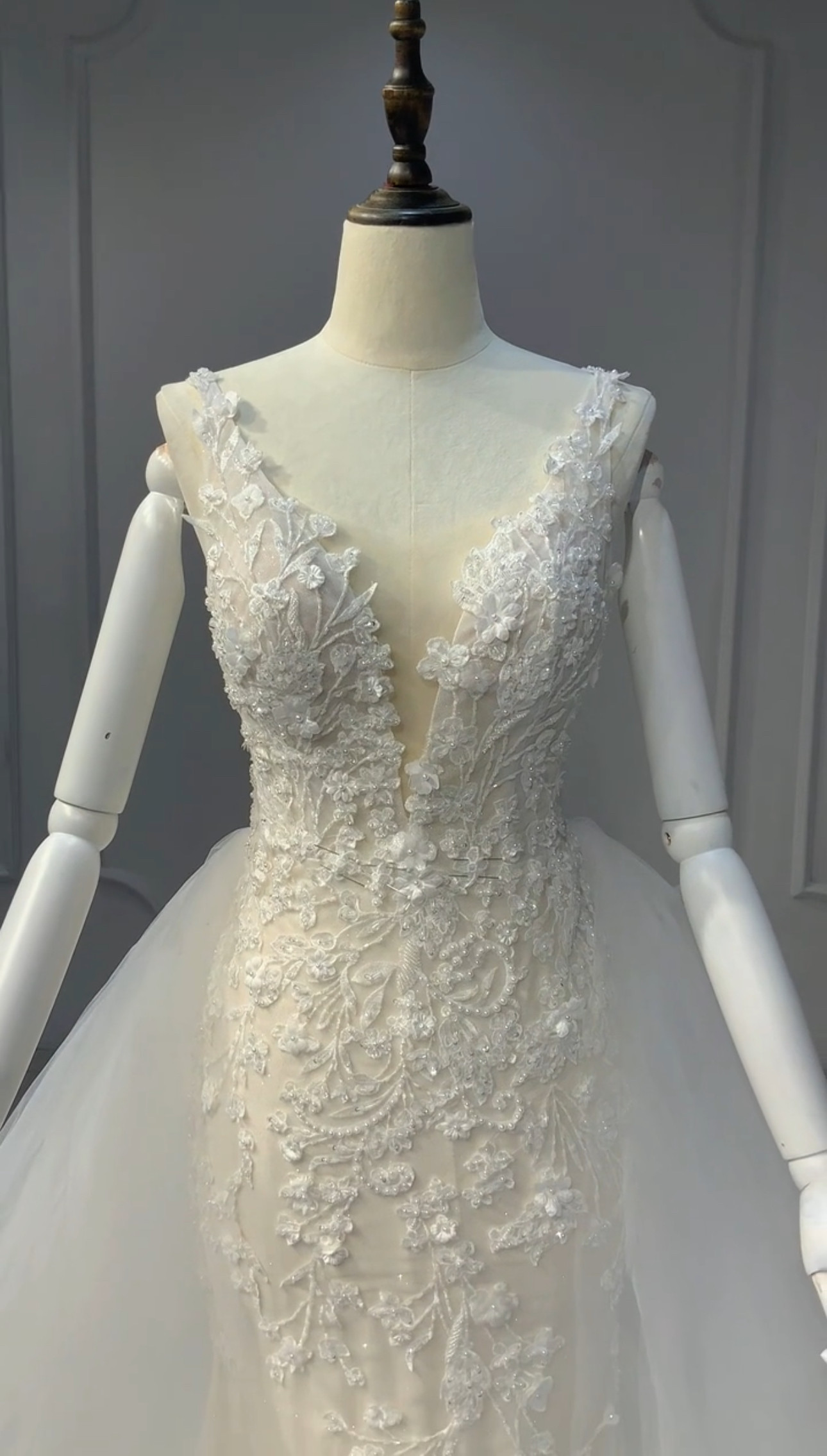 華やかなウェディングドレス　フランスレース　咲き誇る小花刺繍　前撮り花嫁取り外し可能オーバースカート　ふんわりチュール 49,380円