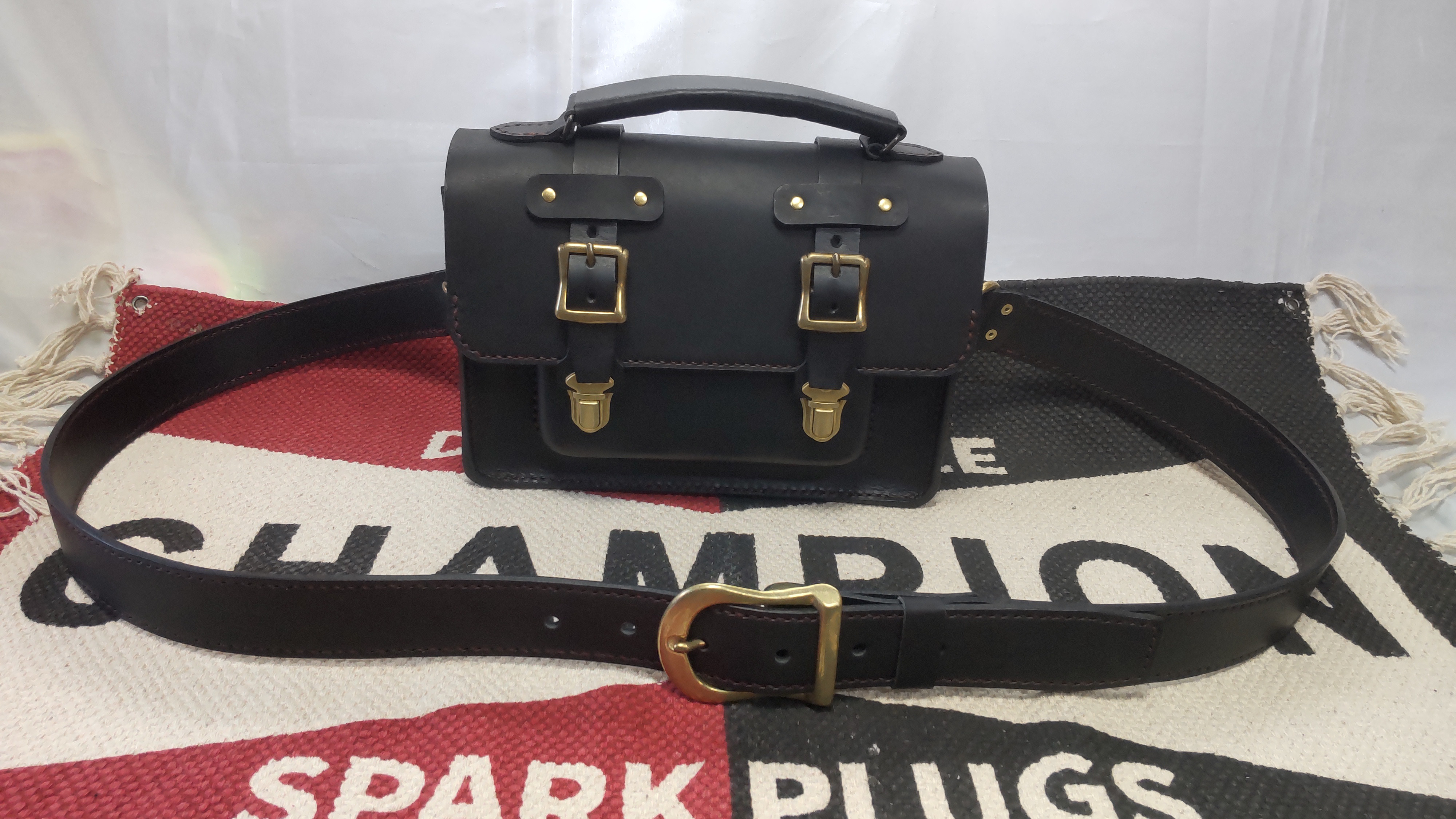 セカンドバッグ  ショルダーバッグ 革 ブラック 黒 赤糸仕様 プレゼント　就職祝い　進学祝い　ホワイトデー