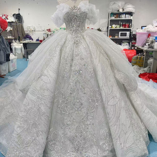 豪華！胸フリル キラキラドレス ウェディング 華やかな引裾 ロング