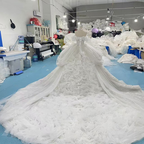 豪華！胸フリル キラキラドレス ウェディング 華やかな引裾 ロング