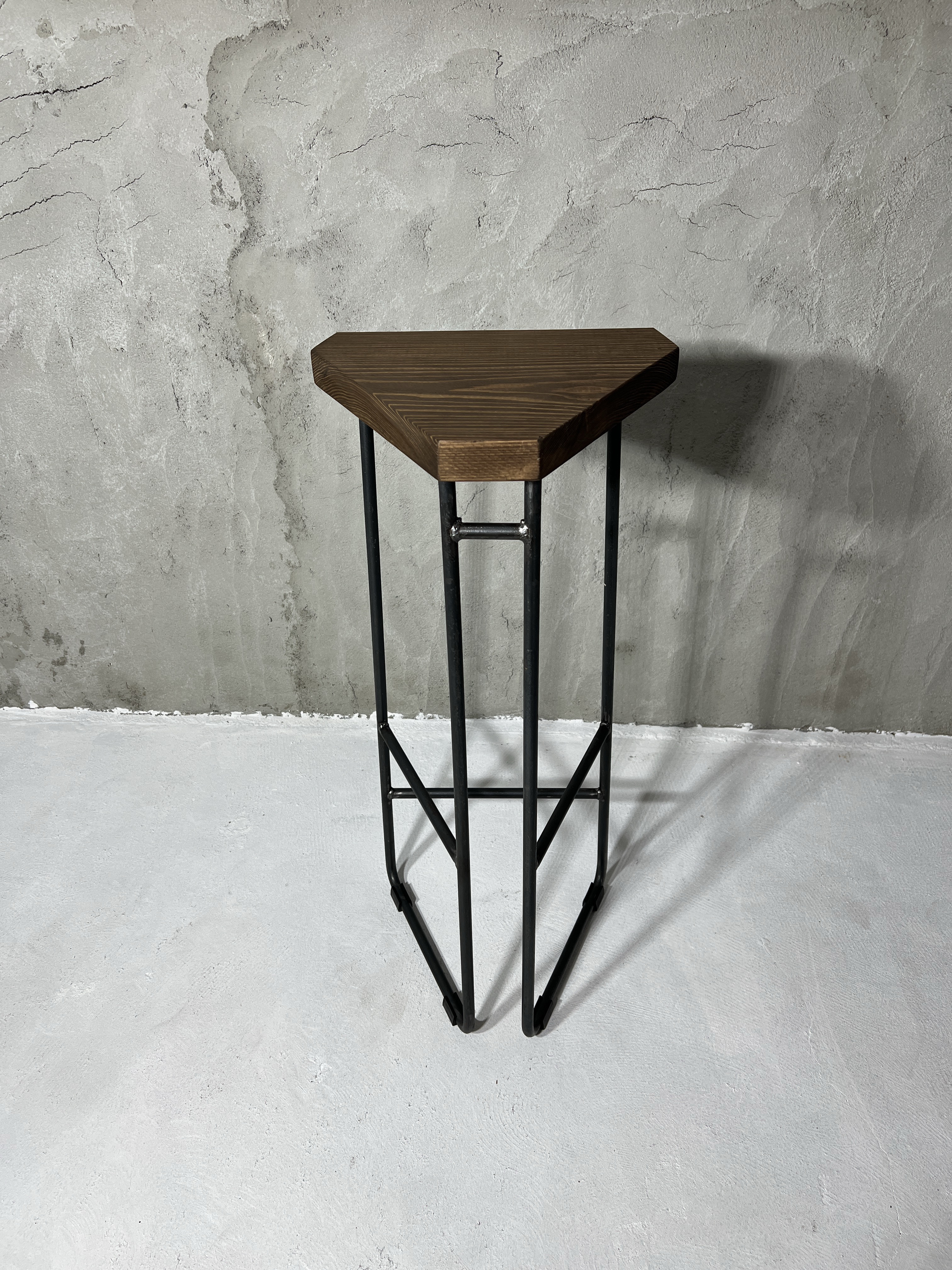 お部屋の角にぴったり◎三角木製スツール｜インテリアに馴染むアイアン家具