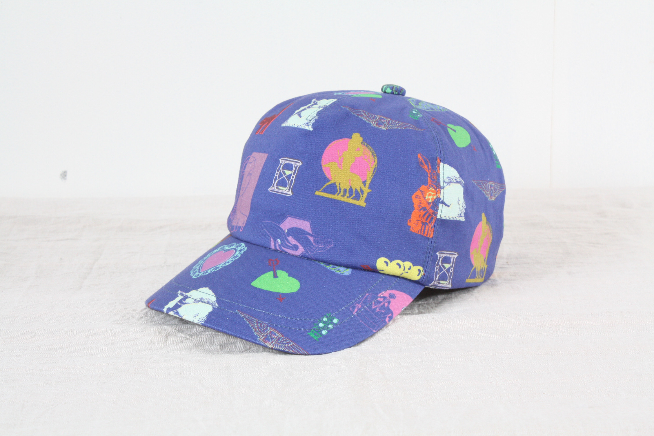 カラフルなポップイラストが可愛いキャップ<ブルー>　オールシーズン　帽子　紫外線対策　ファッション　おでかけ