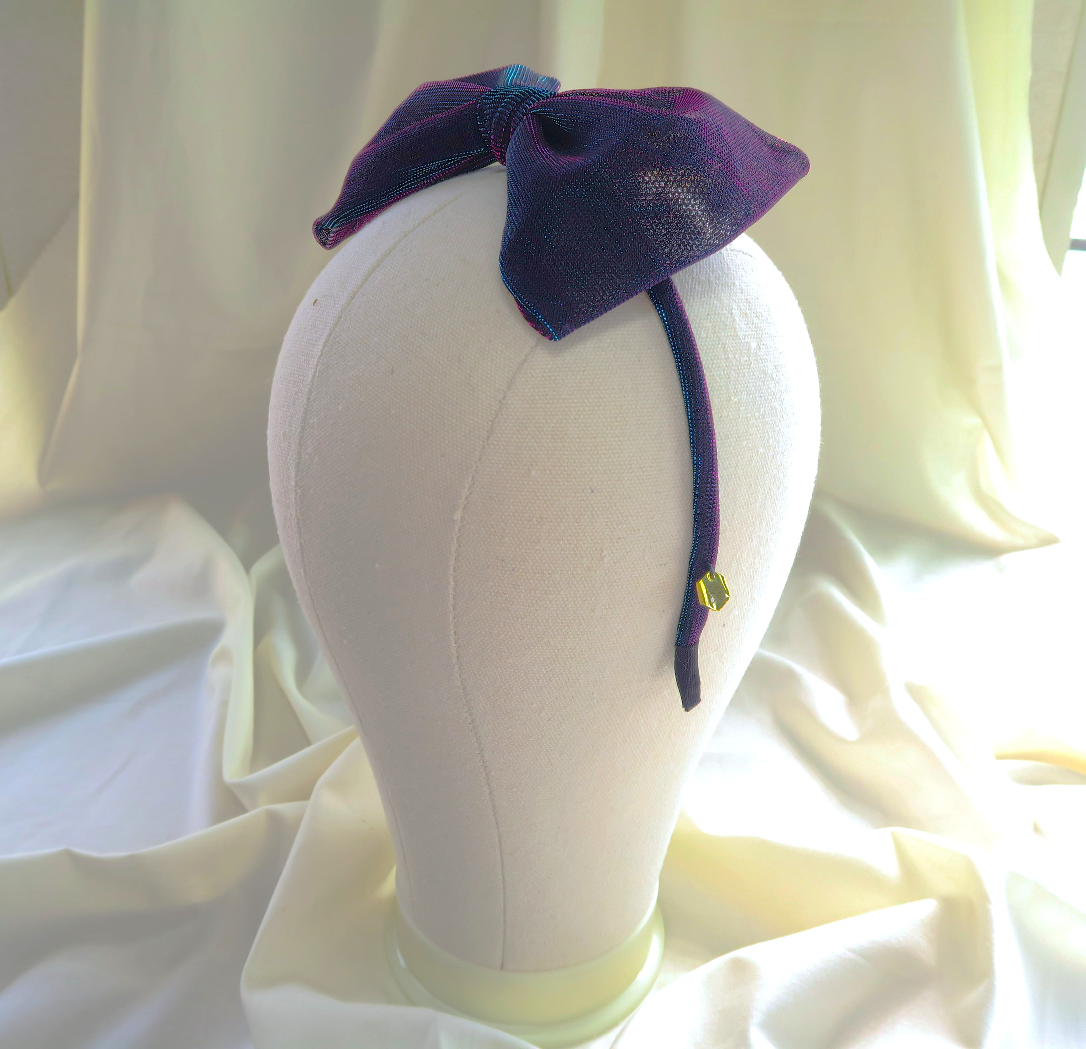 イリデッセントカラーの大きなリボンカチューシャ