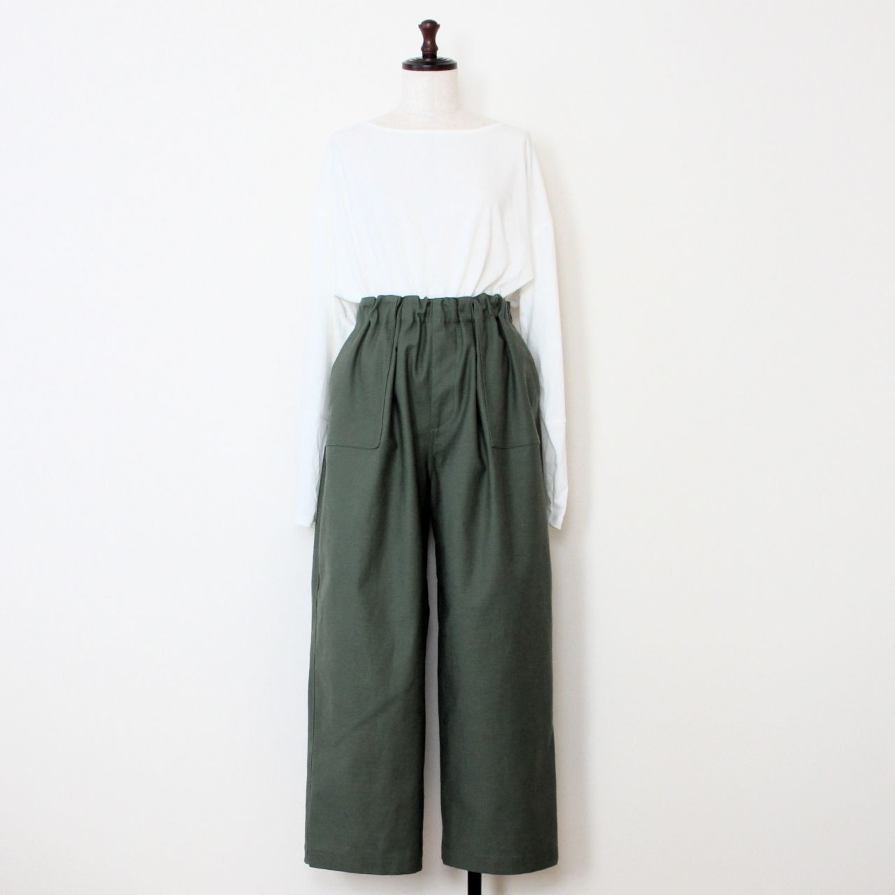 日本製受注生産コットンストレッチバックサテンベイカーパンツ　オリーブグリーン