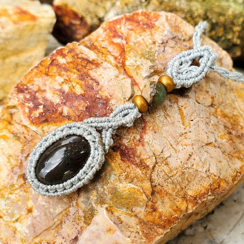 太古の記憶を宿す、神秘のペンダント イルカの耳石・化石のマクラメ