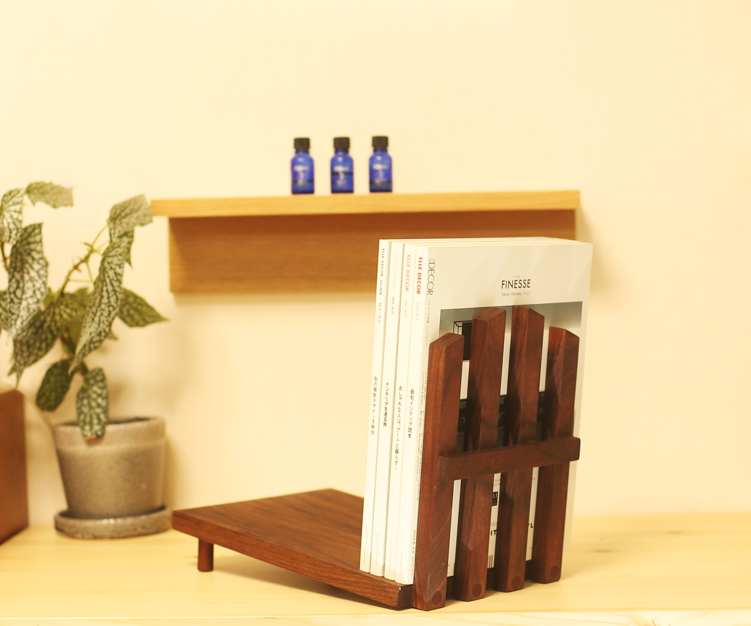 再販　1冊でも本が倒れない、美しく佇むブックシェルフ　マガジンサイズ