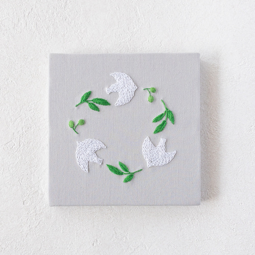 鳩とオリーブの刺繍ファブリックパネル｜北欧 インテリア 雑貨