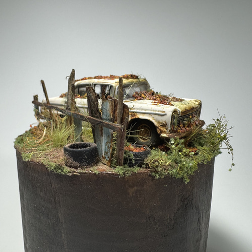 廃車のある風景のジオラマ作品 “stilllife 20105” / 初代