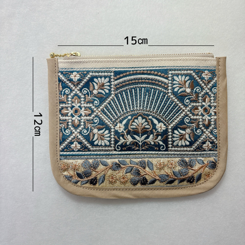 大きめナプキンもすっきり収納◎インド刺繍リボンのサニタリーポーチ