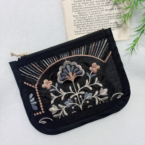 ココ様オーダーナプキン入れ完成品 大きめナプキンもすっきり収納◎インド刺繍リボンのサニタリーポーチ