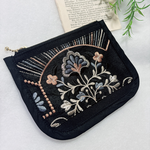 てぽ様　オーダーナプキン入れ 大きめナプキンもすっきり収納◎インド刺繍リボンのサニタリーポーチ