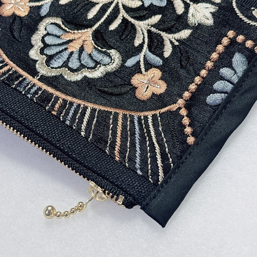 大きめナプキンもすっきり収納◎インド刺繍リボンのサニタリーポーチ