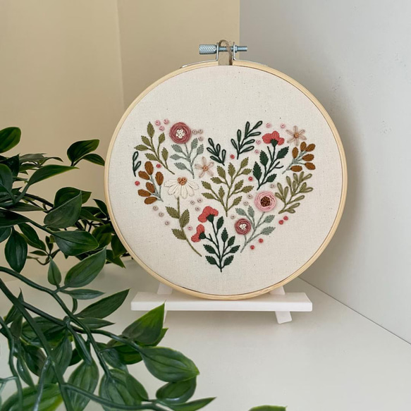 手作り刺繍アート - 野花のハートデザイン 18 CM タペストリー
