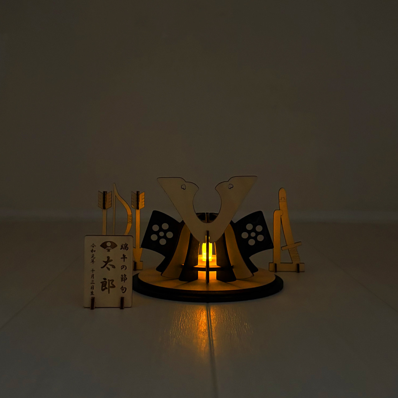 【こどもの日】★お名前、生年月日プレート付き「兜飾り」木製ミニランプ　端午の節句　出産祝い