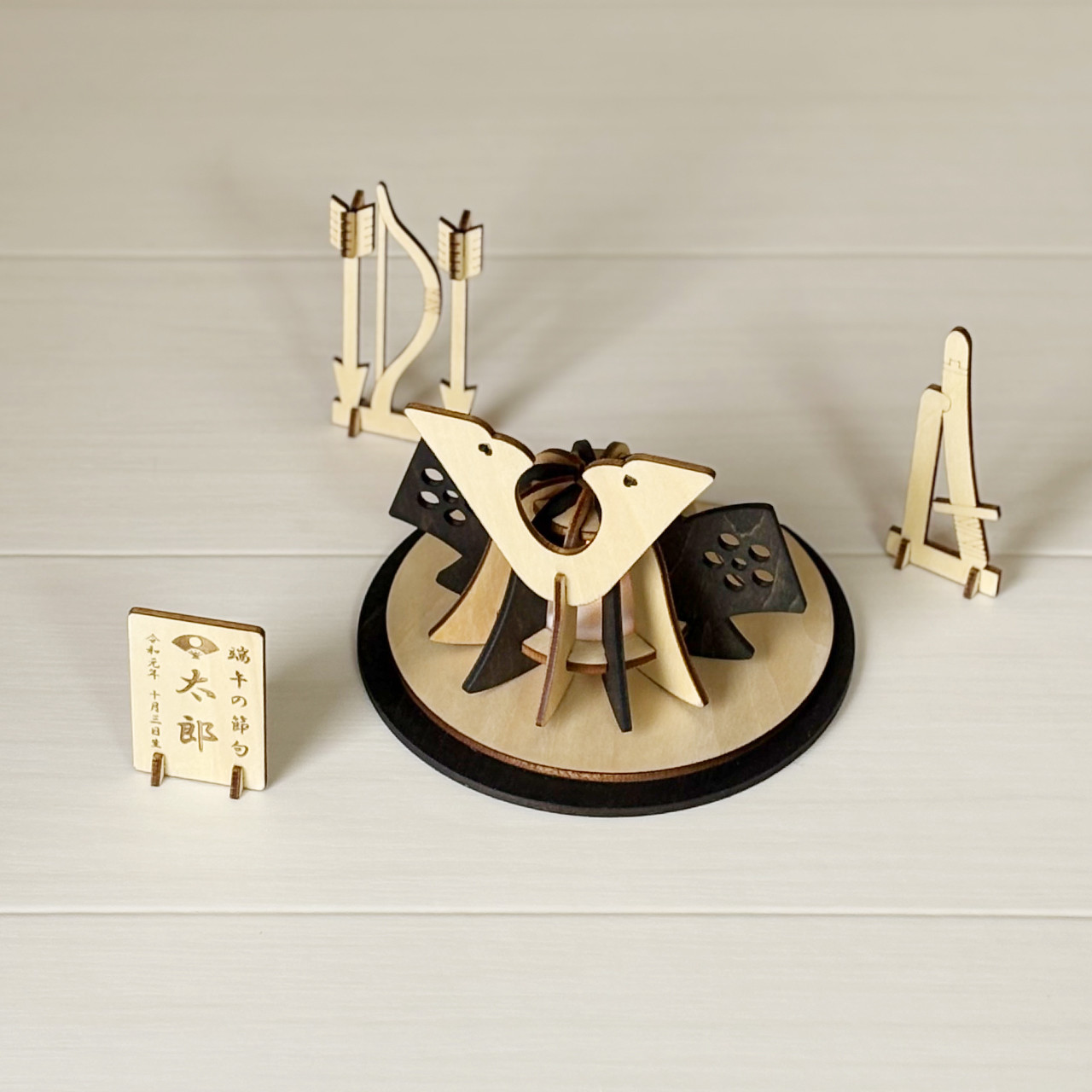【こどもの日】★お名前、生年月日プレート付き「兜飾り」木製ミニランプ　端午の節句　出産祝い