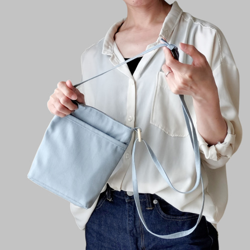幅広帆布ポシェット スモーキーサックス | スマホショルダー 長さ調節