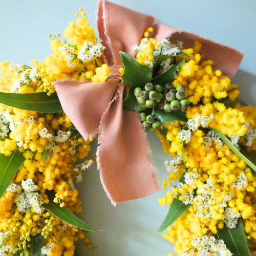 出来立てをお届け。幸運が降り注ぐ、フレッシュミモザの馬蹄リース