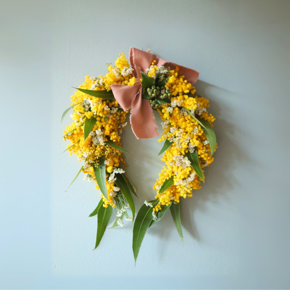 出来立てをお届け。幸運が降り注ぐ、フレッシュミモザの馬蹄リース