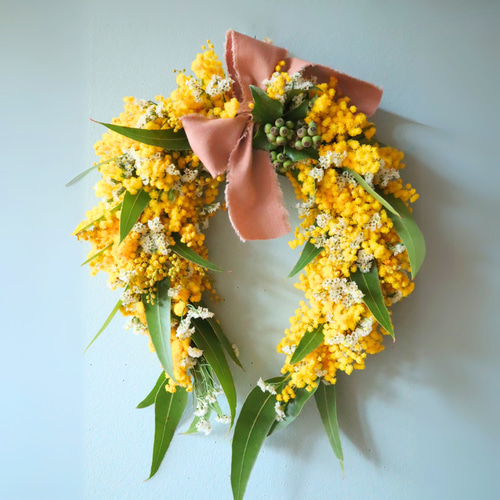 出来立てをお届け。幸運が降り注ぐ、フレッシュミモザの馬蹄リース