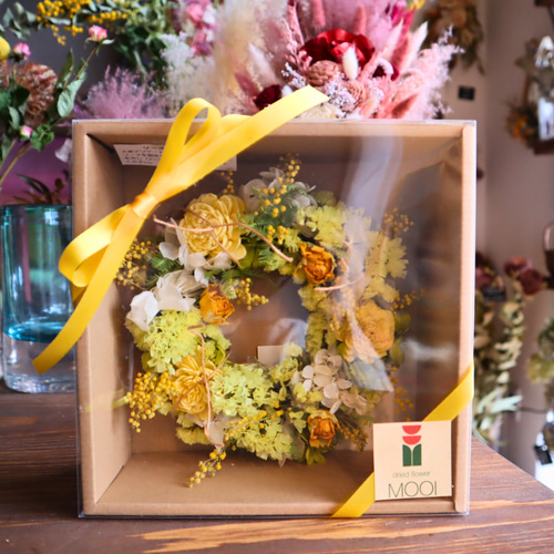 出来立てをお届け。幸運が降り注ぐ、フレッシュミモザの馬蹄リース