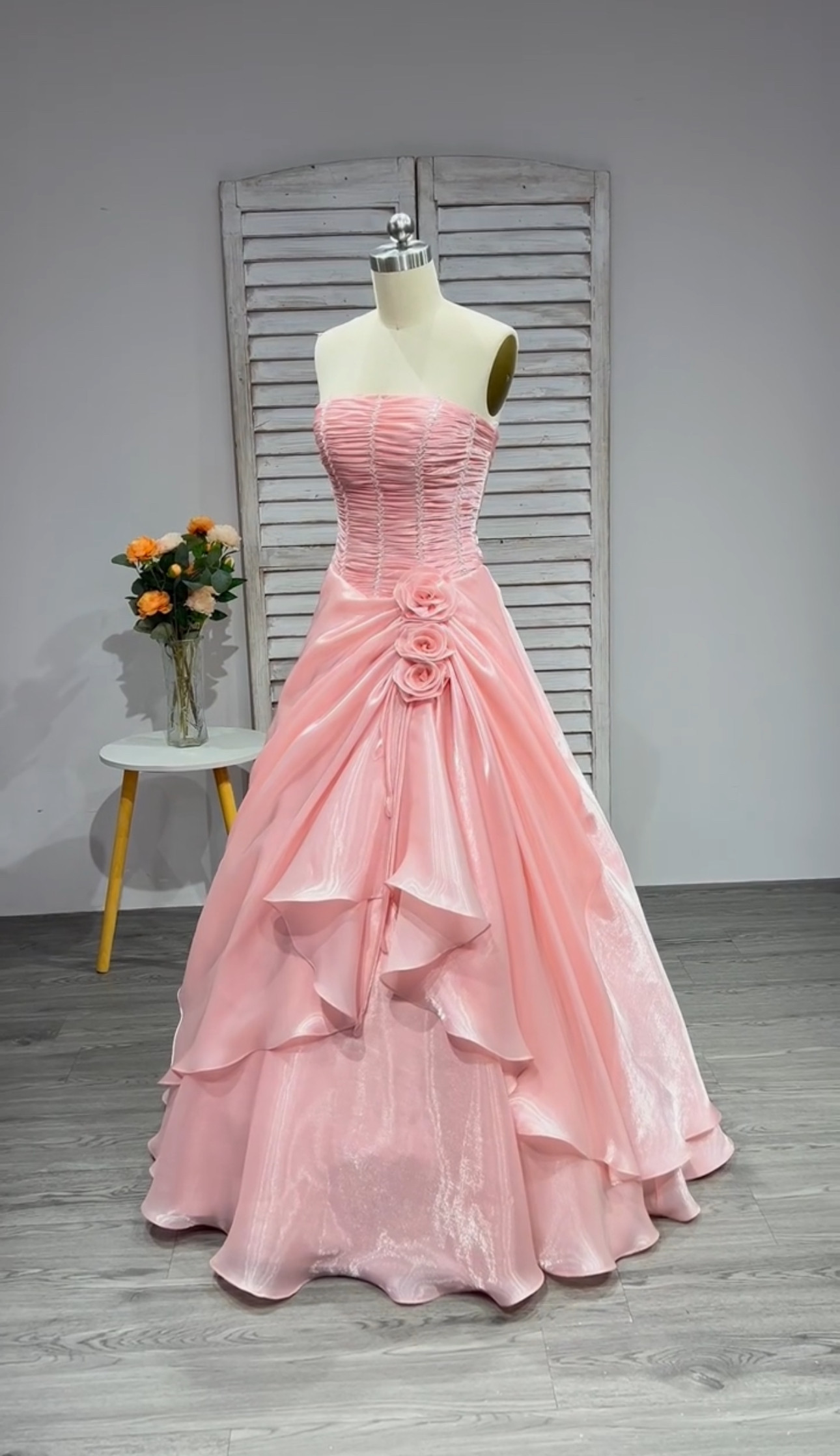 素材感が際立つ　ピンクソフィア　光沢感　オーガンジー　チューブトップ　袖無し　アシメドレス痩せて見える　パーティー前撮り