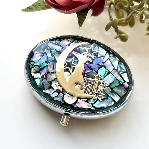 螺鈿細工タイプ】丸型・猫さんピルケース レジン 螺鈿細工風 月と星と