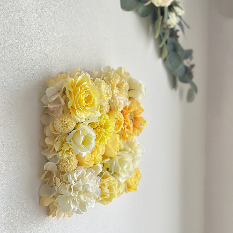 【スタイリッシュインテリア】イエローのフラワーボード｜ 黄色のアーティフィシャルフラワーが一面に広がる壁掛けアレンジ