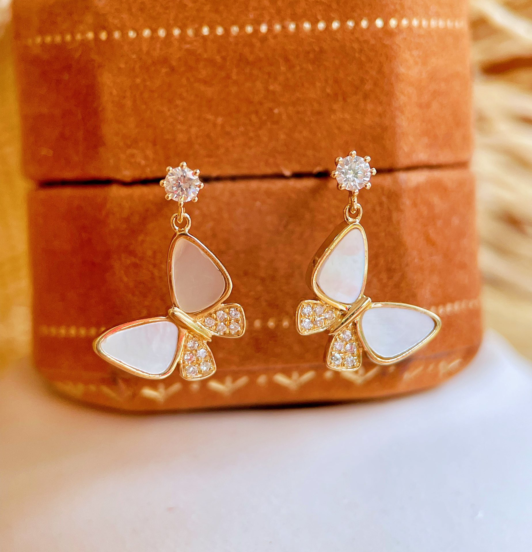 蝶々モチーフ　シェルピアスk18