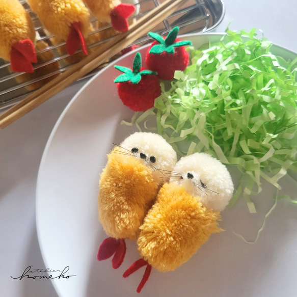 エビフライあざらし ぬいぐるみ キーホルダー変更可 ポンポン プレゼント フェイクフード 1枚目の画像