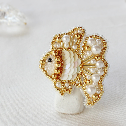 ○受注製作○ 夢見る金魚ブローチ / 小さめ白【ビーズ刺繍
