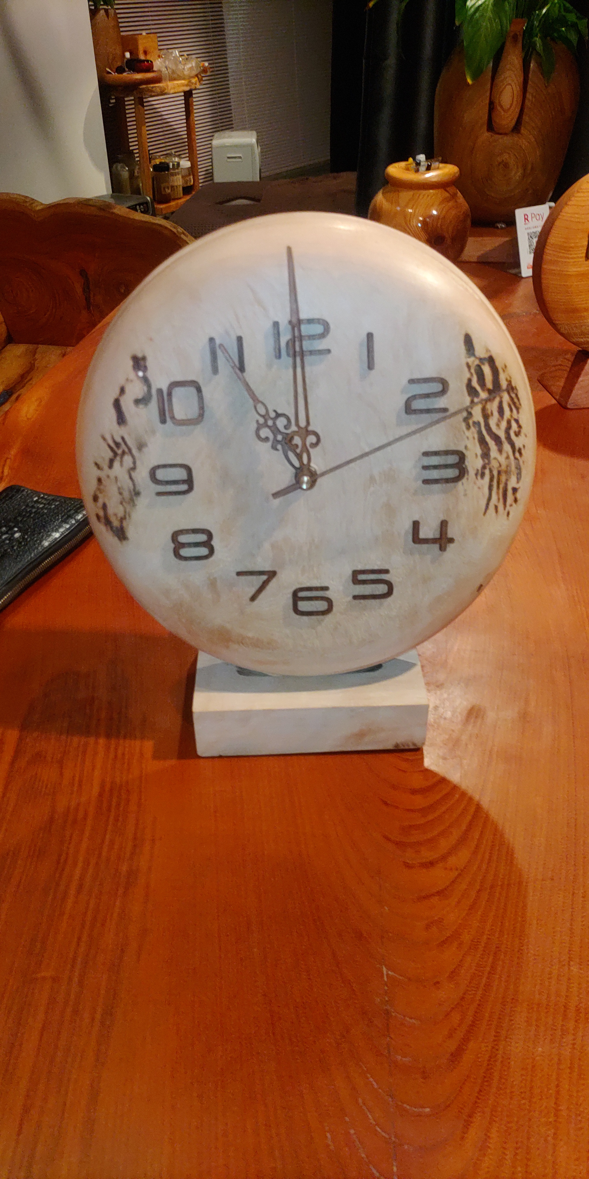 カシの一枚板置く時計