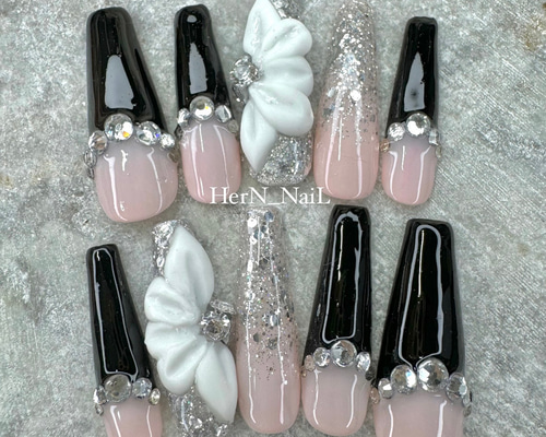 花アートブラックフレンチネイルチップ ネイルチップ（つけ爪