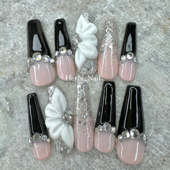 ＊ネイルチップセット 黒い花柄 フレンチネイル ブラック ホワイト　24枚入り ネイルチップセット 黒い花柄 フレンチネイル ブラック ホワイト