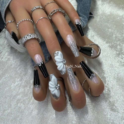 花アートブラックフレンチネイルチップ ネイルチップ（つけ爪） HerN