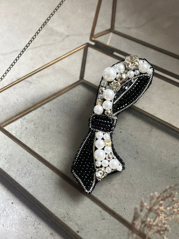 ビーズ刺繍ブローチ グレー×パール ビジュー ブラック リボン 大人