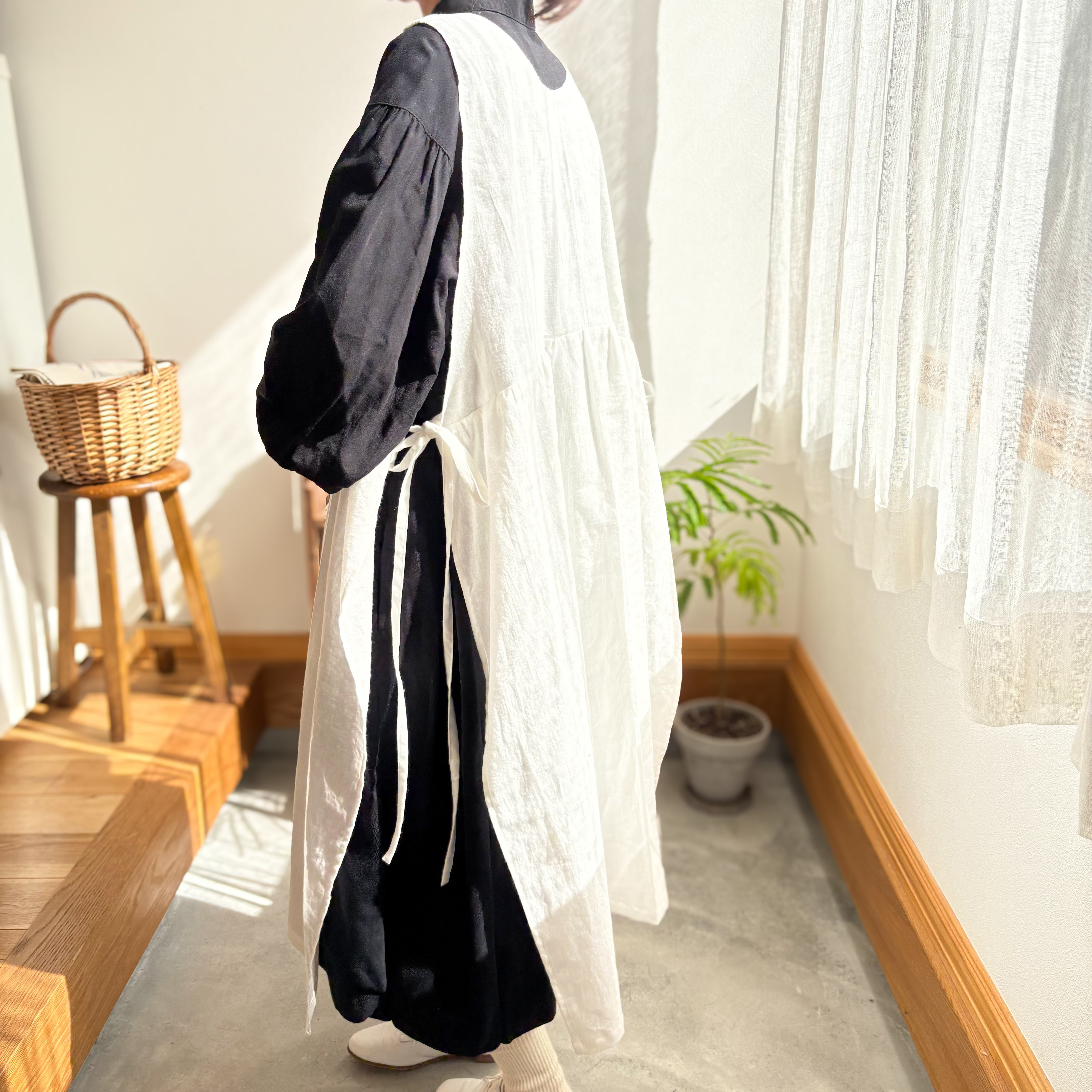 サイドリボンエプロンワンピース＊オフホワイト＊ノーアイロン 大人用 上品ギャザー お仕事にも◎