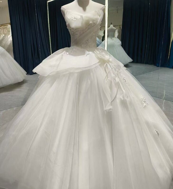 送料無料！ウエディングドレス ベアトップ ラッフルフリル 繊細レース 憧れのドレス 披露宴/結婚式